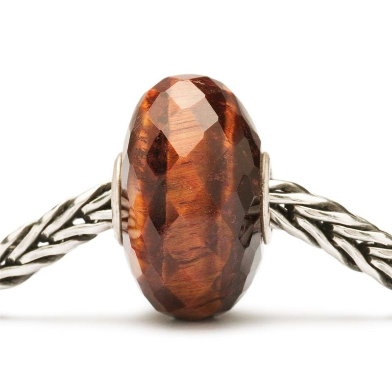 Perle Trollbeads Œil de Tigre Rouge enfilée sur une chaîne en argent massif tressée, vue de côté