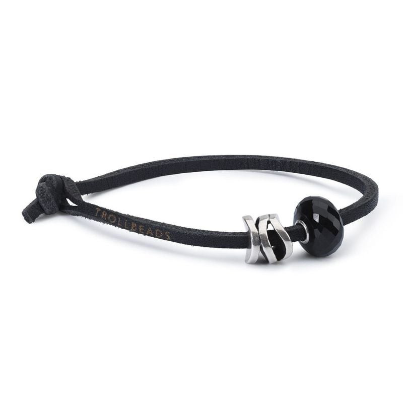 Perle Trollbeads Onyx noir sur un bracelet cordon en cuir noir avec une breloque nœud en argent et l