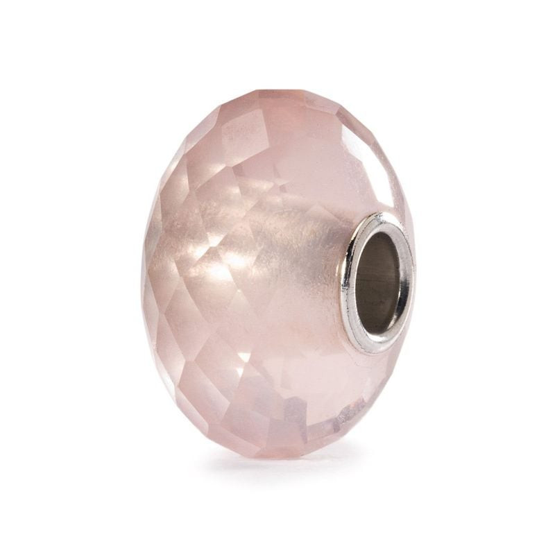 Perle Trollbeads en quartz rose facettée sur fond blanc.