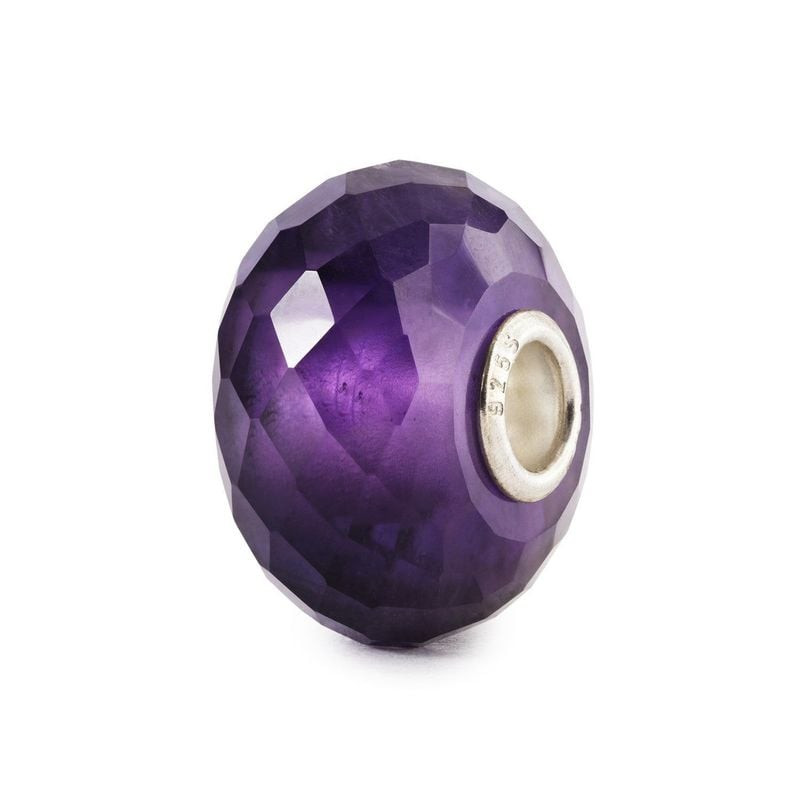 Perle Trollbeads améthyste violette facettée à la main, cœur argent sterling poinçonné 925, fond bla