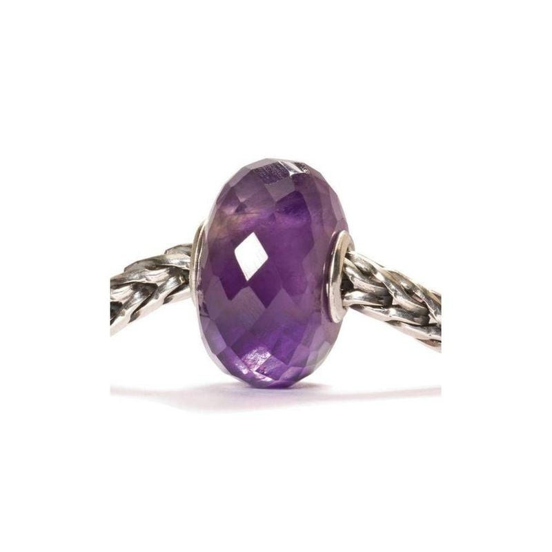 Perle Trollbeads en améthyste facettée violette sur bracelet chaîne en argent sterling, vue studio