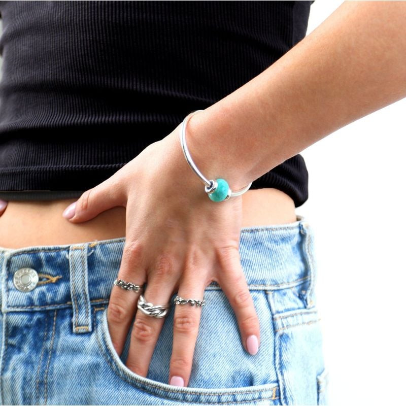 Perle De Charme Trollbeads Facettée Amazonite Verte portée sur un bracelet, lumière naturelle