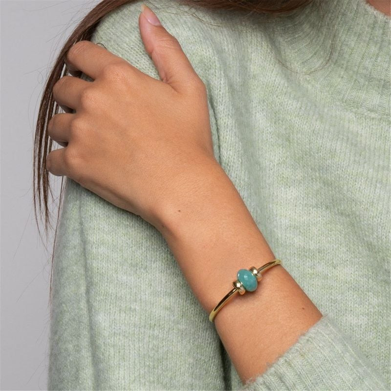 Perle De Charme Trollbeads Facettée Amazonite Verte portée au poignet dans une ambiance lifestyle