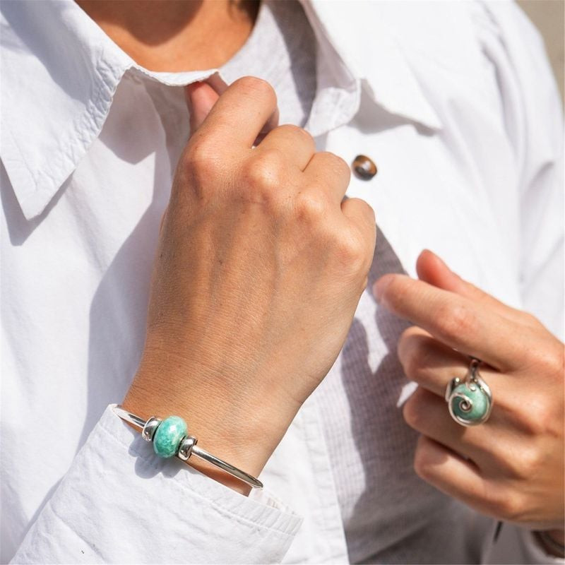 Perle De Charme Trollbeads Facettée Amazonite Verte portée sur un bracelet Trollbeads
