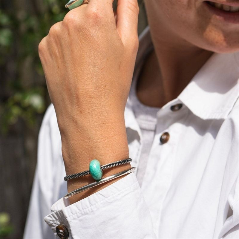 Bracelet Trollbeads porté au poignet avec la Perle De Charme Trollbeads Facettée Amazonite Verte, bi