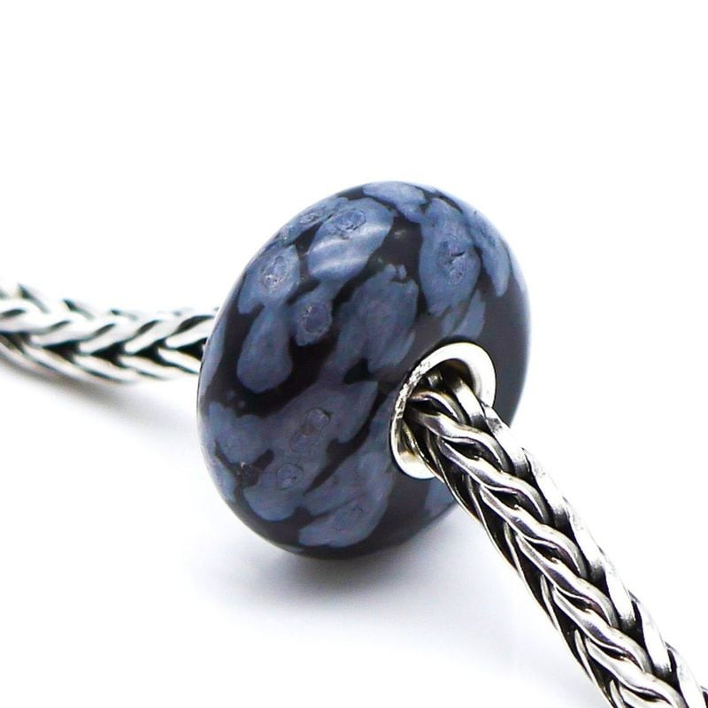Image d’ambiance présentant la Perle de Charme Trollbeads Flocon Obsidienne Noir.