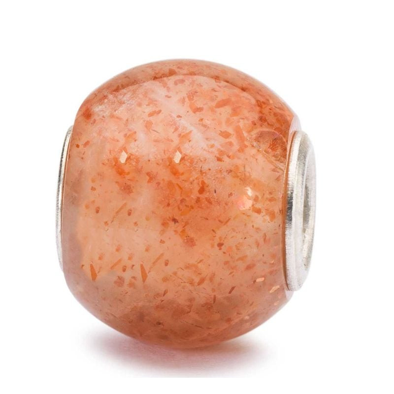 Perle Trollbeads Ronde en Pierre de Soleil, détail de la pierre naturelle aux reflets dorés