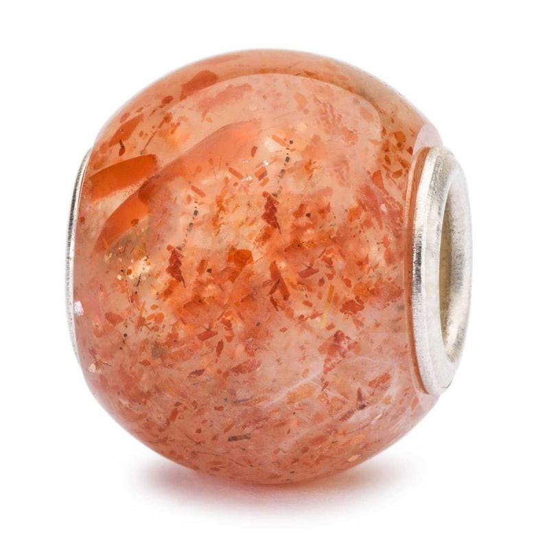 Détail de la Perle Trollbeads Ronde en Pierre de Soleil : reflets dorés et inclusions naturelles uni