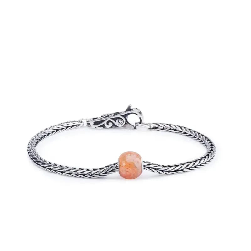Perle Trollbeads Ronde en Pierre de Soleil dans une ambiance chaleureuse, pierre naturelle aux refle