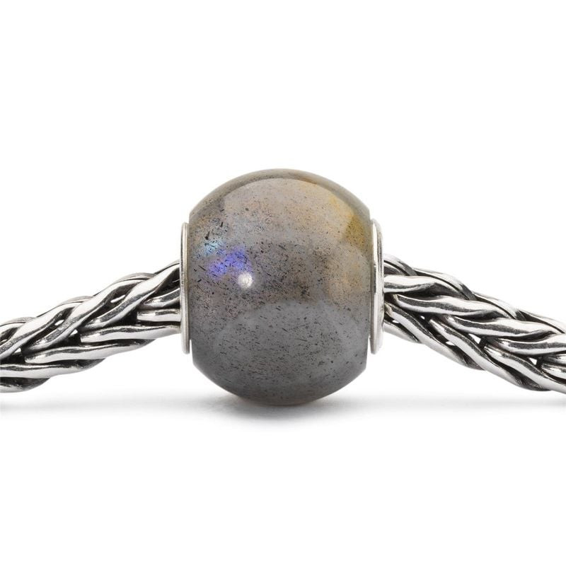 Perle Trollbeads Ronde Labradorite à Enfiler, gros plan sur reflets irisés bleu et vert