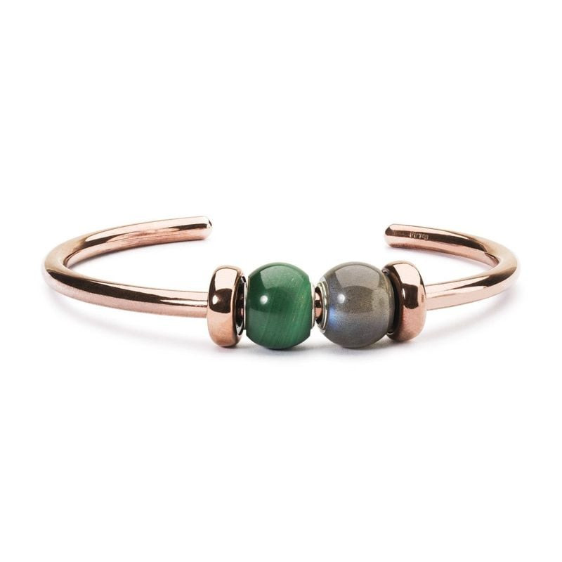 Perle Trollbeads Ronde Labradorite à Enfiler aux reflets irisés en ambiance douce