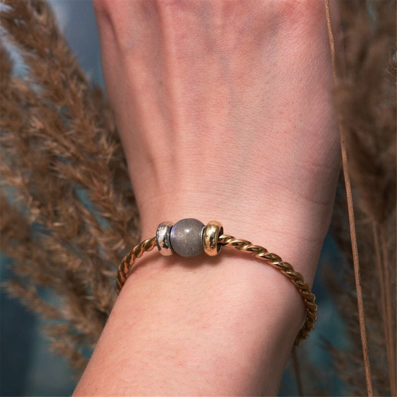 Perle Trollbeads Ronde Labradorite à Enfiler aux reflets irisés, ambiance bijou naturel