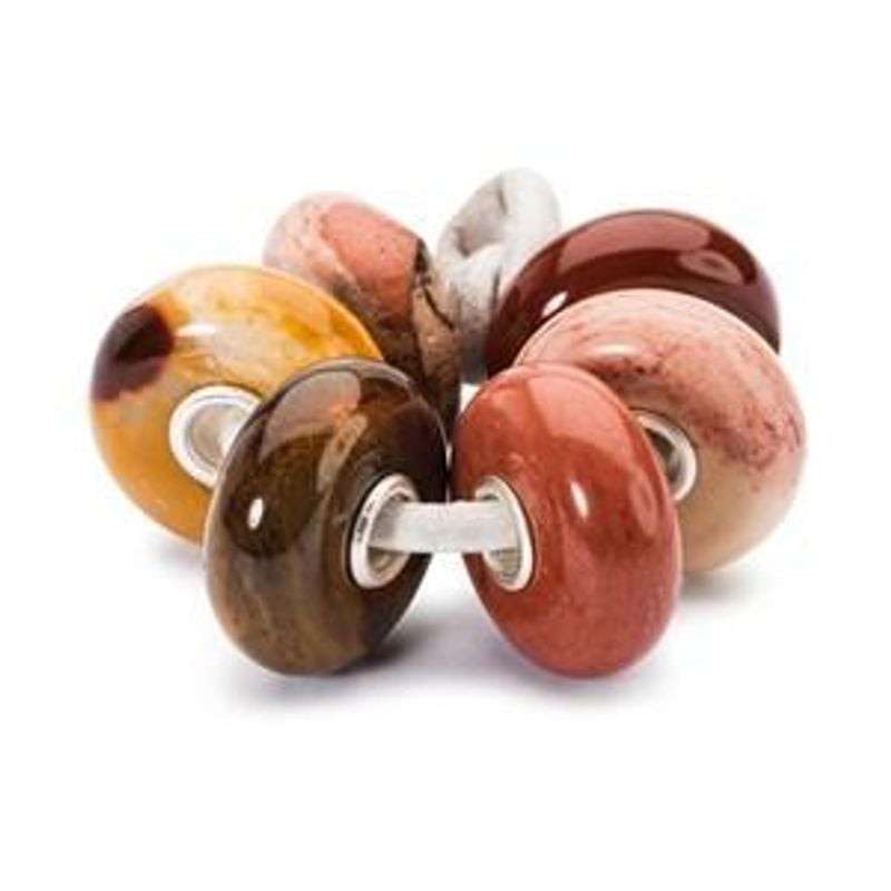 Six perles polies en jaspe mookaïte Trollbeads aux tons rouge, jaune et brun avec des cœurs en argen