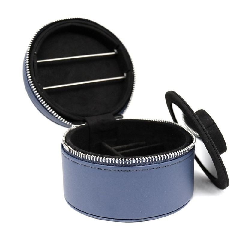 Packshot de la Boîte à Rangement Trollbeads Ronde Cuir Bleu Nuit, écrin rond bleu nuit avec miroir.
