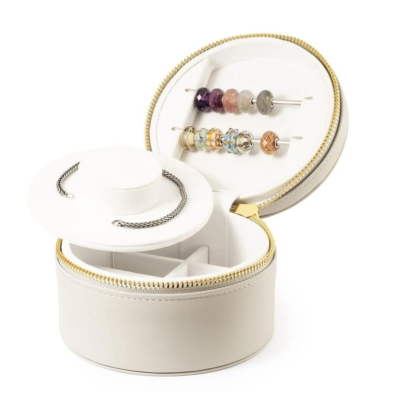 Boîte Trollbeads crème ouverte, tiges à perles dans le couvercle et plateau amovible avec chaîne arg
