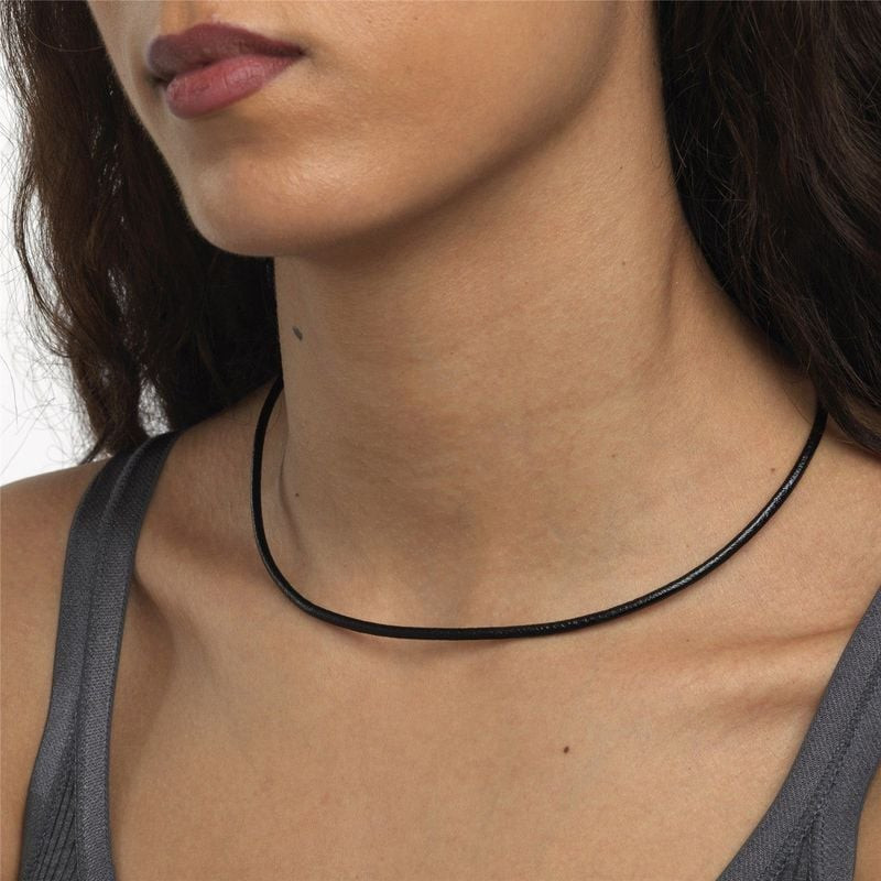 Femme portant le Collier Trollbeads en Cuir Véritable Noir, agrémenté de perles Trollbeads, dans un 