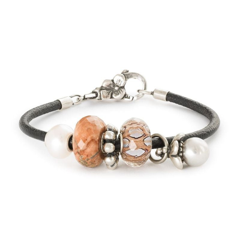 Bracelet Trollbeads Cordon Cuir Noir, cuir noir souple et élégant, présenté en ambiance raffinée