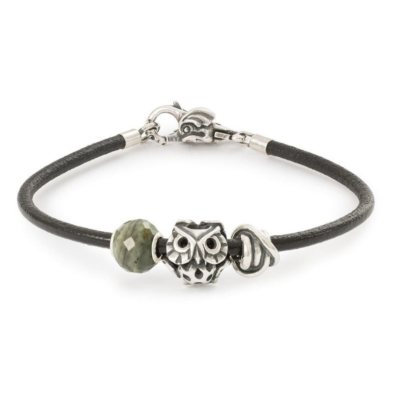 Bracelet Trollbeads Cordon Cuir Noir porté au poignet, mettant en valeur son cuir souple et élégant.
