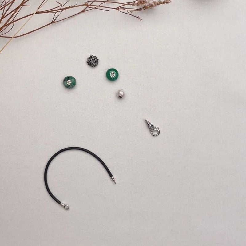 Bracelet Trollbeads Cordon Cuir Noir porté au poignet, ambiance élégante et raffinée.