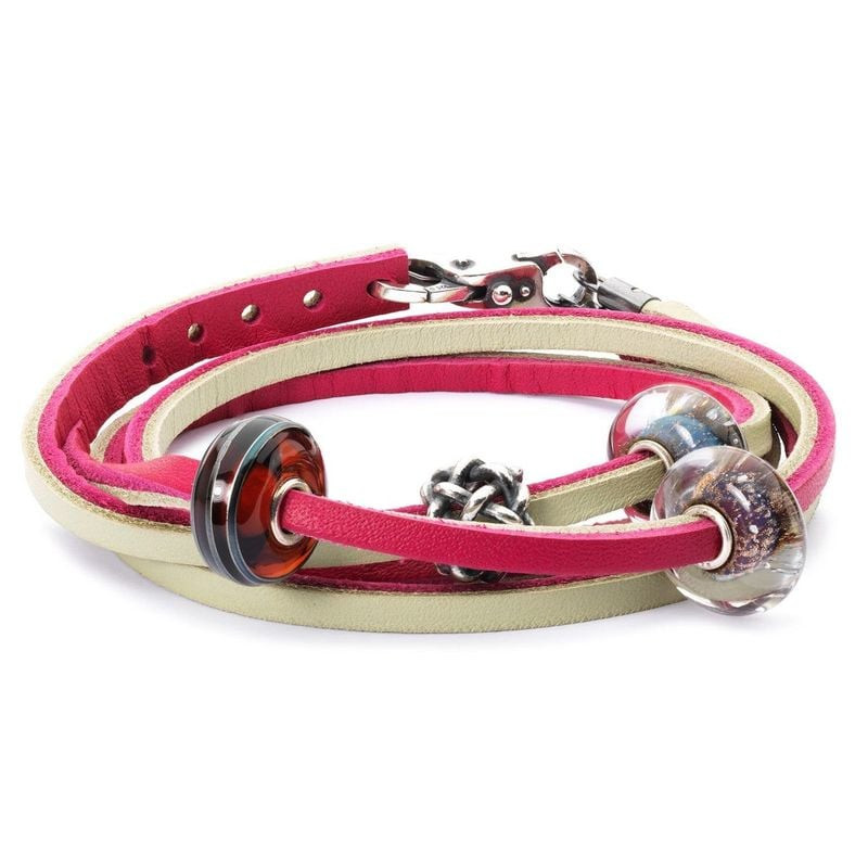 Bracelet Trollbeads Double Cuir Cerise Vert Sauge porté au poignet dans une ambiance élégante et mod