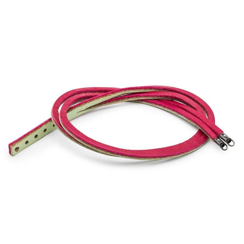 Bracelet Trollbeads double cuir enroulé cerise et vert sauge avec embouts en argent sur fond blanc