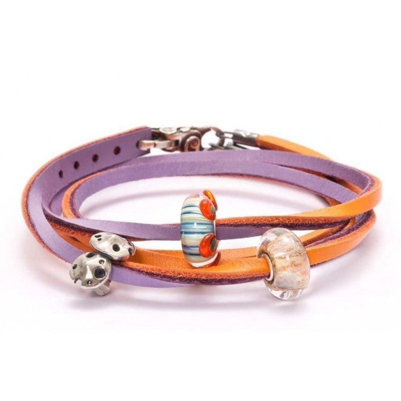 Bracelet Trollbeads Citrouille/Raisin Cuir Bicolore porté au poignet, dans un cadre automnal.