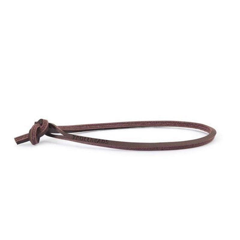 Bracelet Trollbeads en cuir marron posé à plat sur fond blanc, avec cordon noué simple et marquage g
