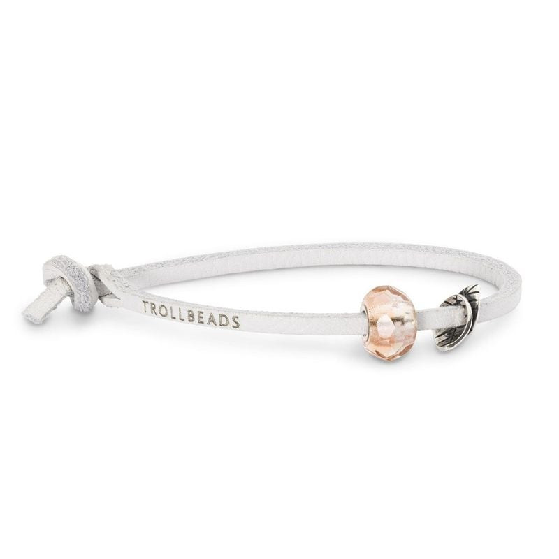 Bracelet Trollbeads Simple Brin Cuir Blanc, packshot sur fond neutre avec cuir véritable blanc