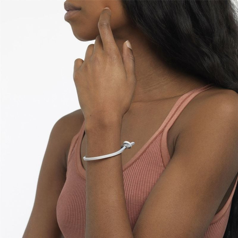 Bracelet Trollbeads Simple Brin Cuir Blanc porté au poignet, style décontracté et raffiné
