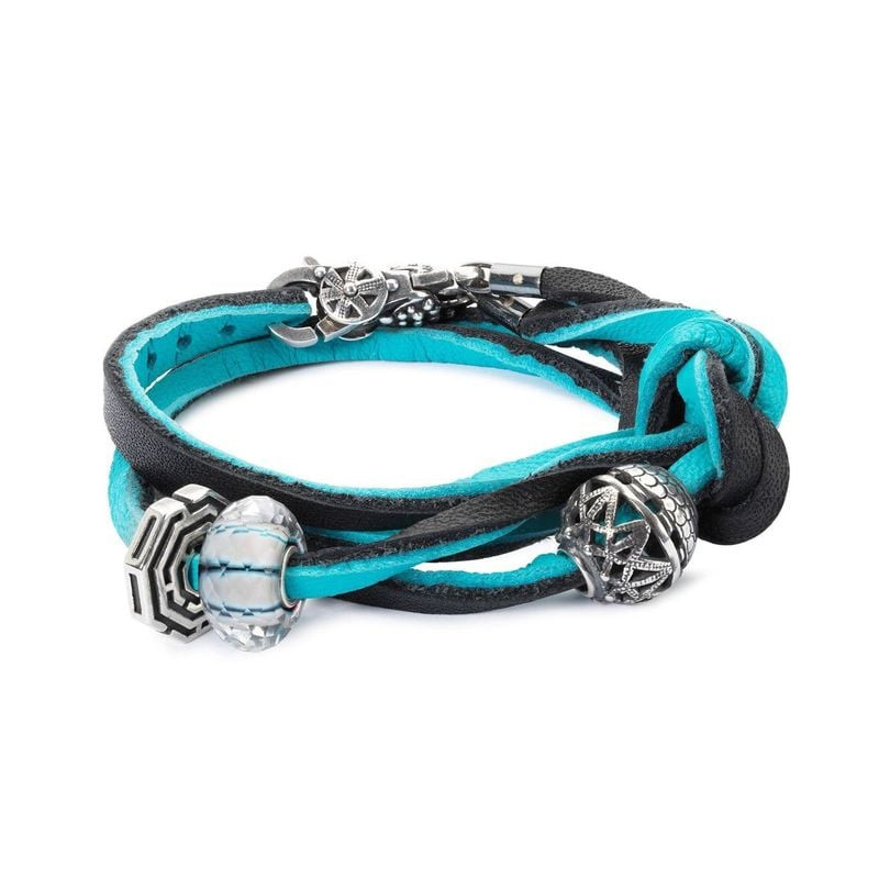Bracelet Trollbeads Double Tour Cuir Bleu Noir porté au poignet, ambiance élégante et personnalisabl