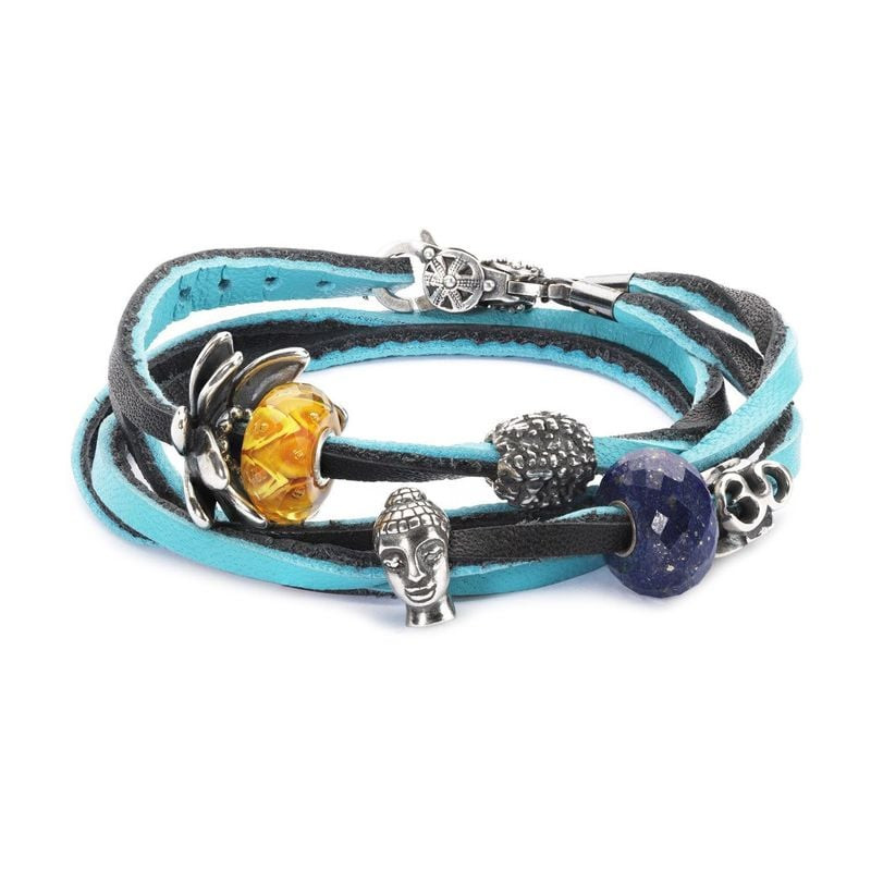 Bracelet Trollbeads Double Tour Cuir Bleu Noir porté en ambiance élégante