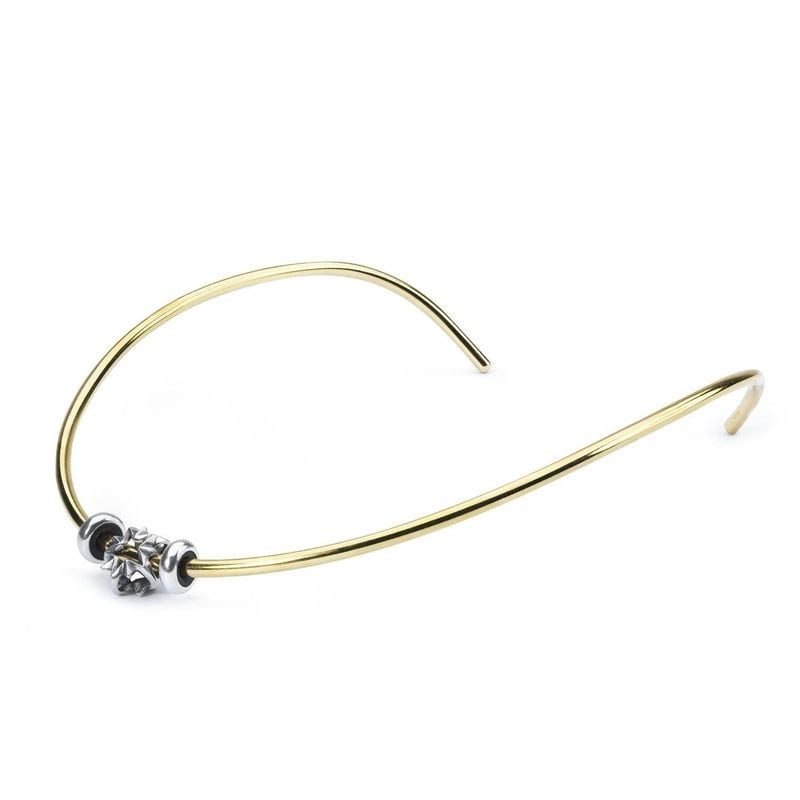 Collier torque Trollbeads plaqué or avec perles à charms et spacers en argent enfilés sur l'extrémit