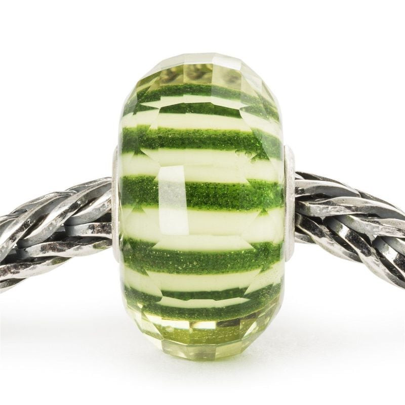 Perle en verre TROLLBEADS HARMONIE VERTE à rayures vertes sur bracelet en argent