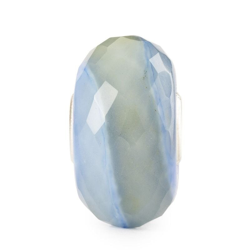 Perle Trollbeads Pierre d’Eau Lagon en verre facetté, dégradé bleu et vert sur fond blanc