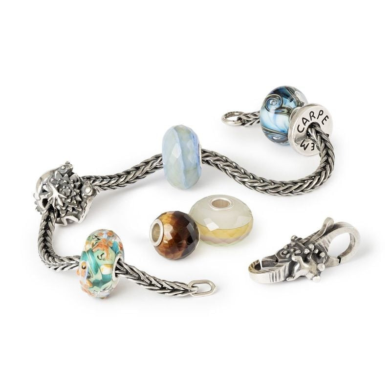 Bracelet et charms Trollbeads stylés ensemble, avec la perle Pierre d’Eau Lagon au centre