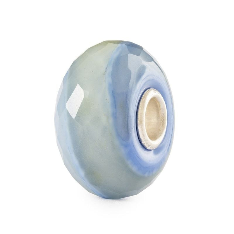 Perle Trollbeads Pierre d’Eau Lagon présentée sous un angle révélant son cœur en argent sterling pol