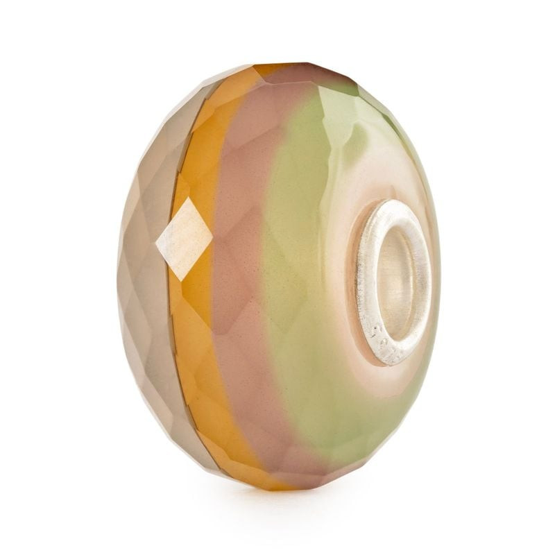 Perle Trollbeads Pierre d'eau Noisette en verre facetté, reflets sable, orange, rose et vert, âme en