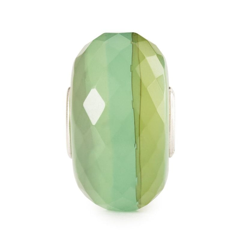 Perle TROLLBEADS Pierre d’Eau Sauge en verre vert facetté avec cœur en argent.
