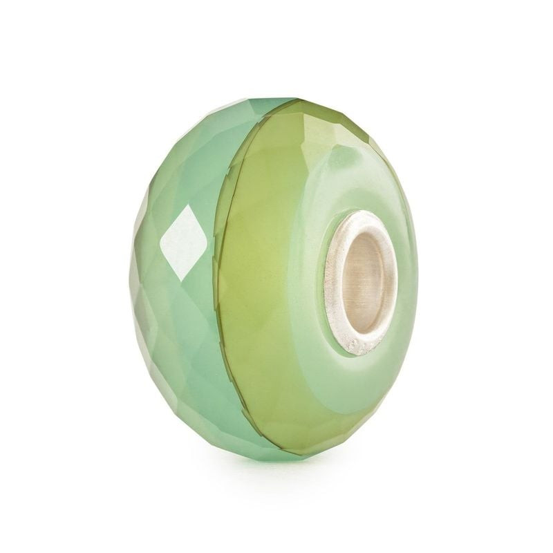 Gros plan sur la perle TROLLBEADS PIERRE D'EAU SAUGE, mettant en valeur son verre vert et son cœur e