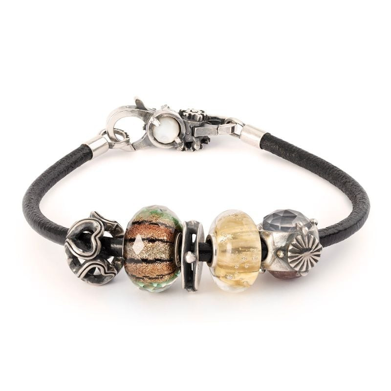 Perle de verre Trollbeads Plaisirs d'Hiver sur bracelet en cuir noir avec charms en argent et fermoi