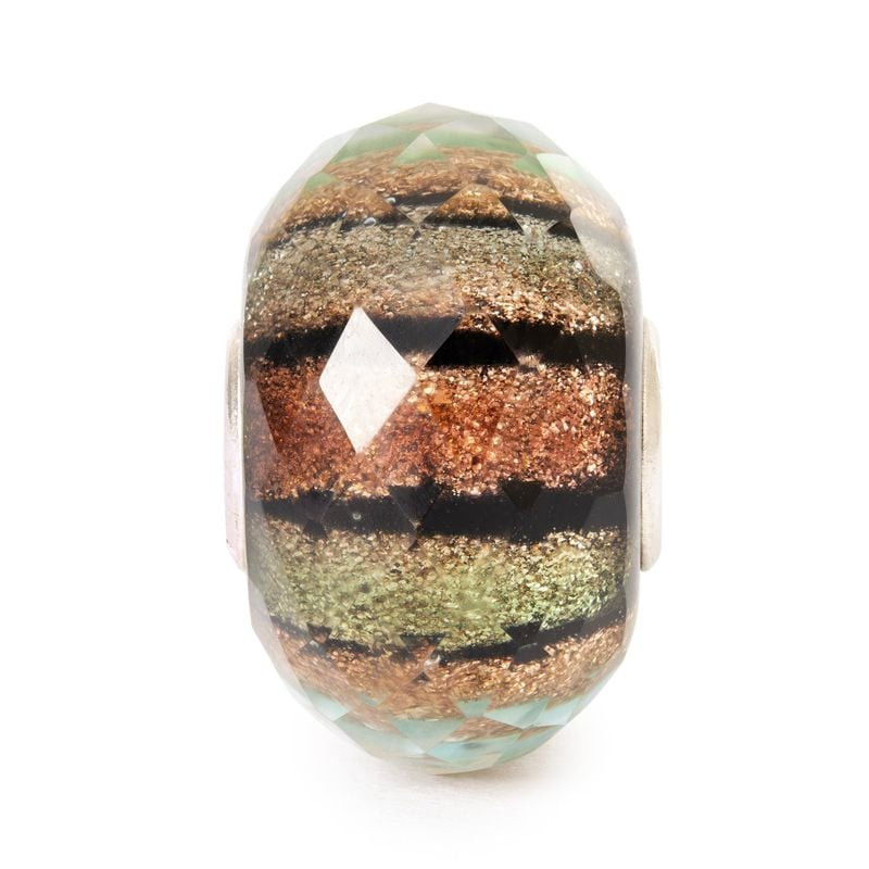 Vue de face de la perle en verre facettée Trollbeads Plaisirs d'Hiver avec cœur en argent et bandes 
