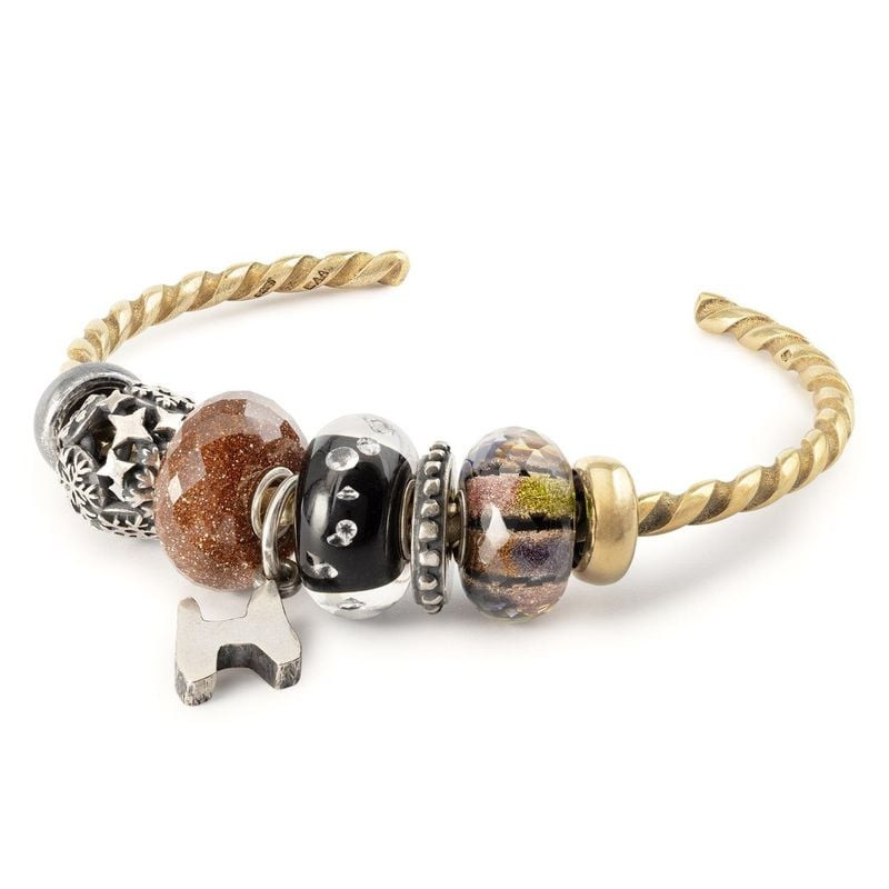 Charm Trollbeads Lueur de Noël Verre Argenté sur bracelet, éclat festif et reflets d'hiver.