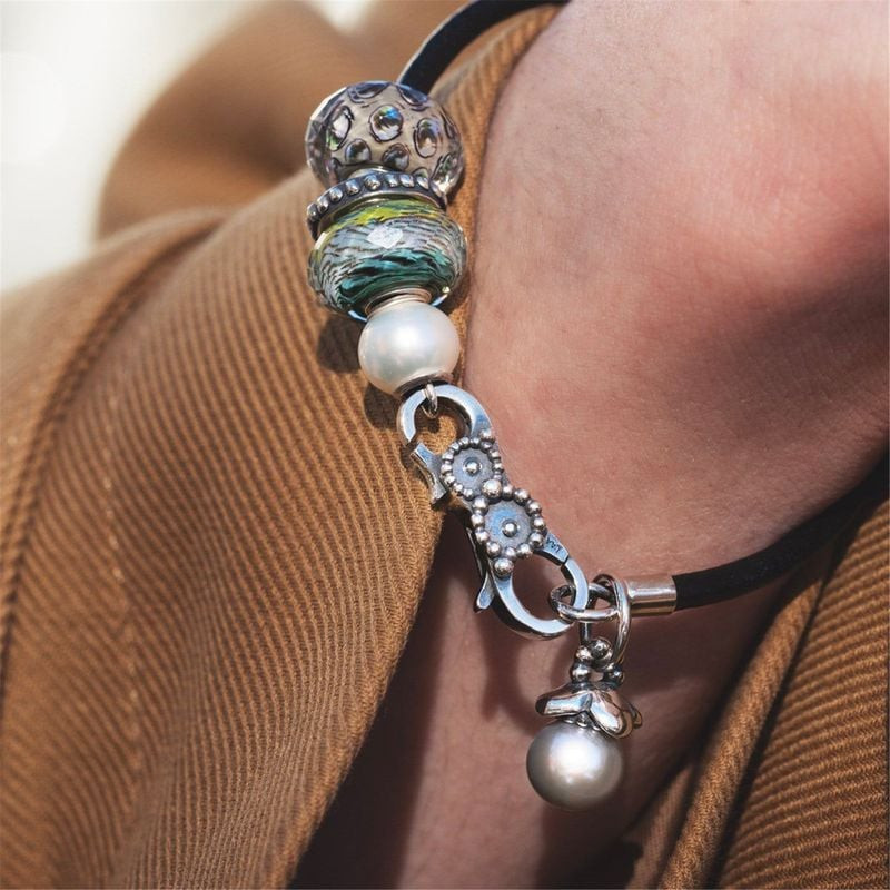 Lifestyle : la Perle Trollbeads Gouttes de Gentillesse Verre portée sur un bracelet Trollbeads en ar