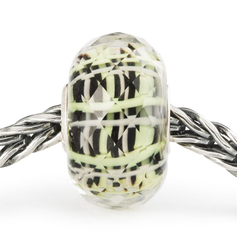 Perle de verre Trollbeads Panier de l'Espoir avec motif tressé vert pâle facetté sur une chaîne en a