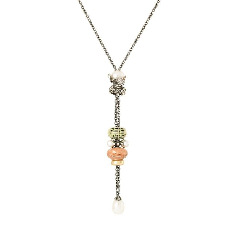 Perle de verre Trollbeads Panier de l’Espoir sur un collier argenté avec des charms intercalaires pe