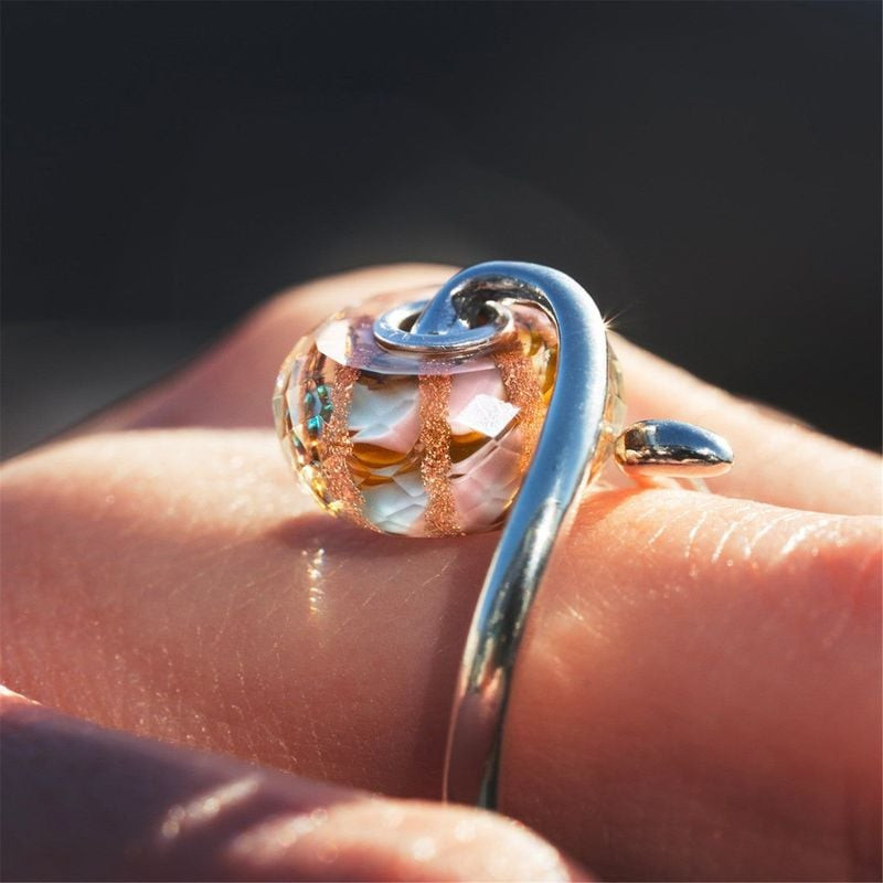 Perle Trollbeads Vitalité Ensoleillée Verre Multicolore portée sur un bracelet, reflets dorés.