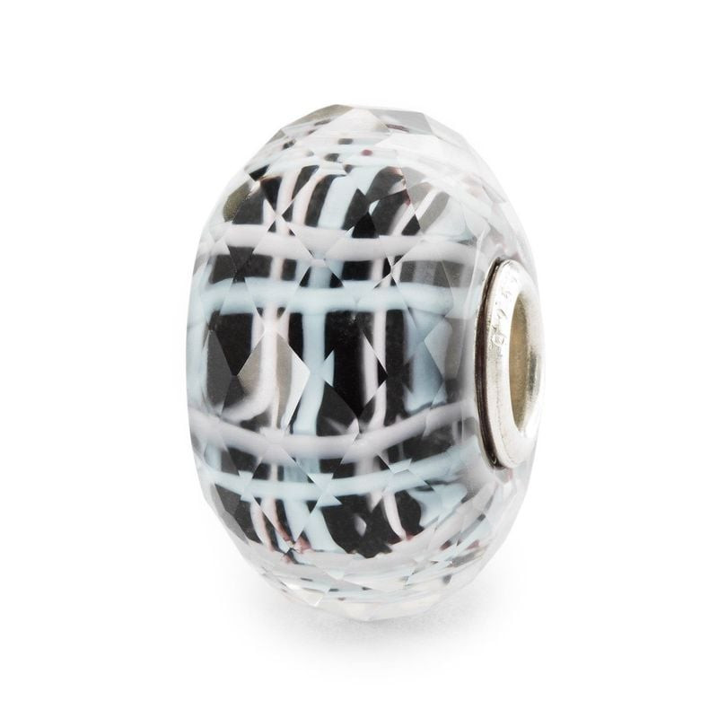 Vue de côté de la perle en verre facetté Panier de la Sérénité montrant son âme en argent sterling e