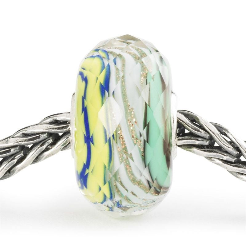 Perle de verre Trollbeads Vie Actuelle enfilée sur un bracelet Trollbeads en argent sterling tressé,