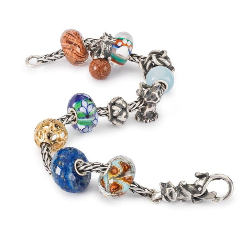 Perle Trollbeads Coucher de Soleil Verre Argenté sur bracelet, évoquant un ciel crépusculaire.