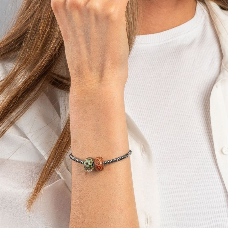 Perle Trollbeads Coucher de Soleil Verre Argenté portée sur un bracelet, éclat du verre de Murano